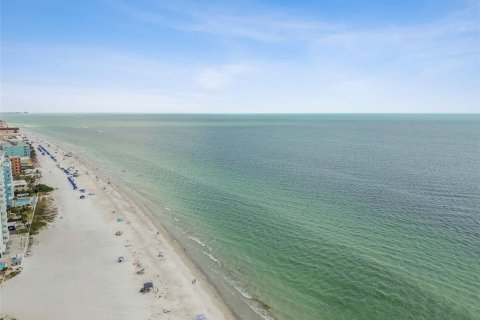 House in Redington Shores, Florida 3 bedrooms, 175.03 sq.m. № 1894529 - photo 17