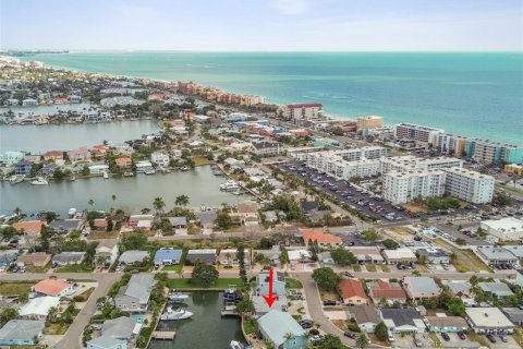 House in Redington Shores, Florida 3 bedrooms, 175.03 sq.m. № 1894529 - photo 16