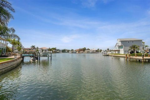 House in Redington Shores, Florida 3 bedrooms, 175.03 sq.m. № 1894529 - photo 5
