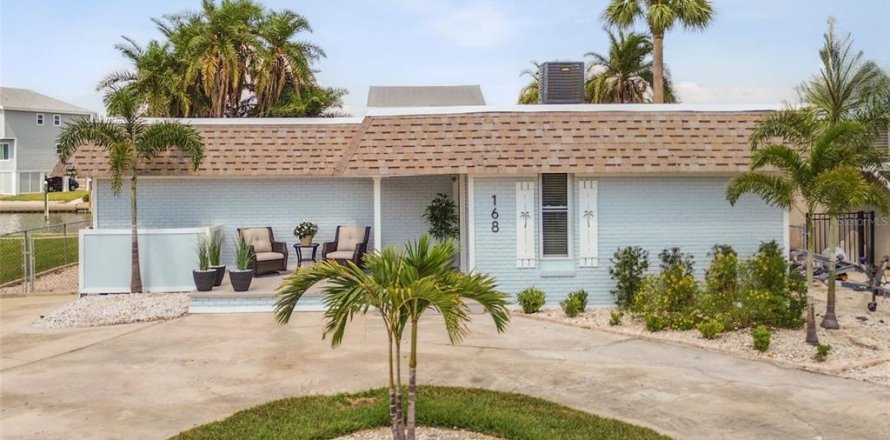 House in Redington Shores, Florida 3 bedrooms, 175.03 sq.m. № 1894529