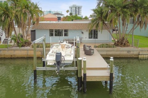 House in Redington Shores, Florida 3 bedrooms, 175.03 sq.m. № 1894529 - photo 8