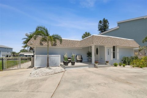 House in Redington Shores, Florida 3 bedrooms, 175.03 sq.m. № 1894529 - photo 2