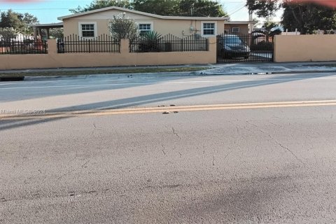 House in Miami Gardens, Florida 4 bedrooms, 190.73 sq.m. № 1775358 - photo 27