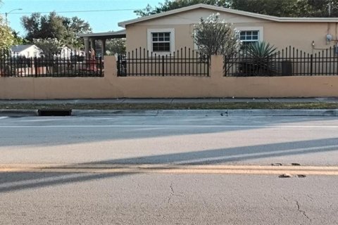 House in Miami Gardens, Florida 4 bedrooms, 190.73 sq.m. № 1775358 - photo 3
