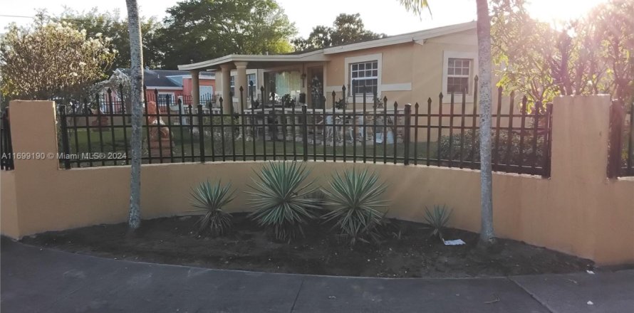House in Miami Gardens, Florida 4 bedrooms, 190.73 sq.m. № 1775358