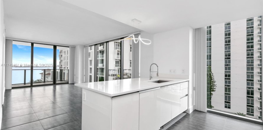 Condominio en Miami, Florida, 3 dormitorios № 1705432