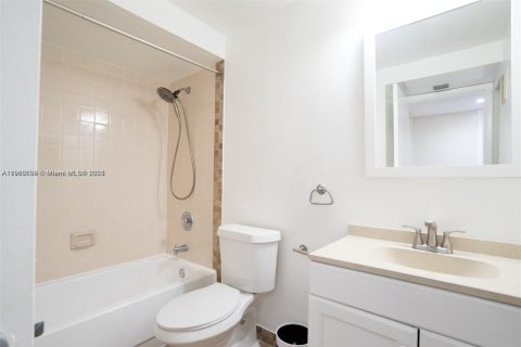 Condo in Doral, Florida, 1 bedroom № 1971007 - photo 5