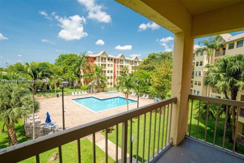 Condo in Doral, Florida, 1 bedroom № 1971007 - photo 3