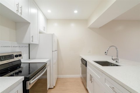 Condo in Doral, Florida, 1 bedroom № 1971007 - photo 9