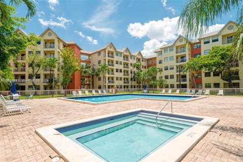 Condo in Doral, Florida, 1 bedroom № 1971007 - photo 2