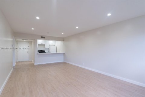 Condo in Doral, Florida, 1 bedroom № 1971007 - photo 7