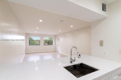 Condo in Doral, Florida, 1 bedroom № 1971007 - photo 10