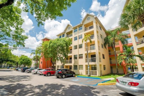 Condo in Doral, Florida, 1 bedroom № 1971007 - photo 12