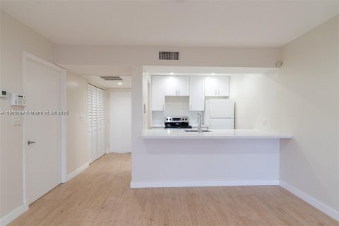 Condo in Doral, Florida, 1 bedroom № 1971007 - photo 8