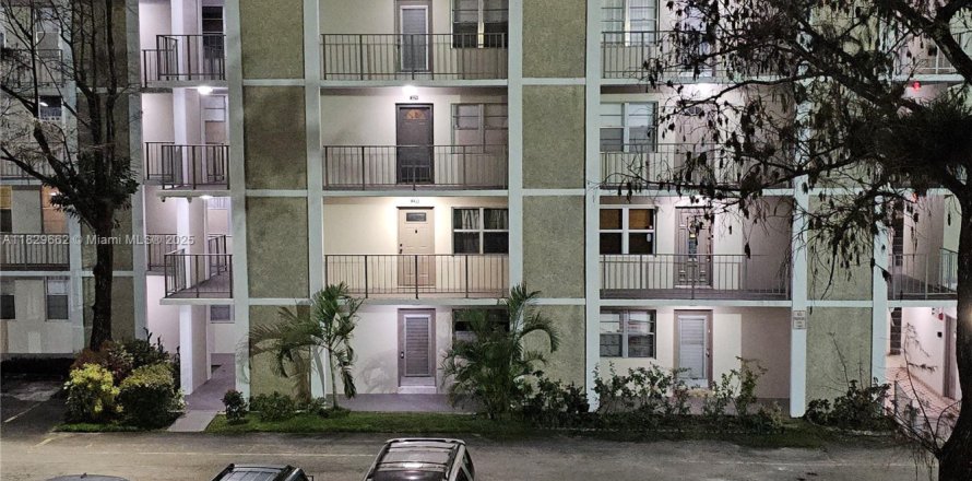 Condo in Lauderdale Lakes, Florida, 1 bedroom  № 1804545