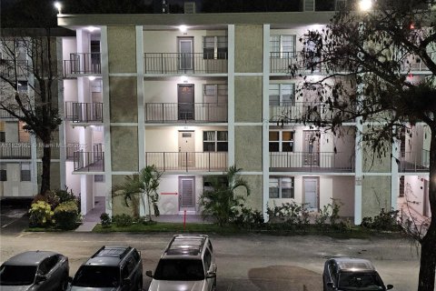 Condo in Lauderdale Lakes, Florida, 1 bedroom  № 1804545 - photo 30