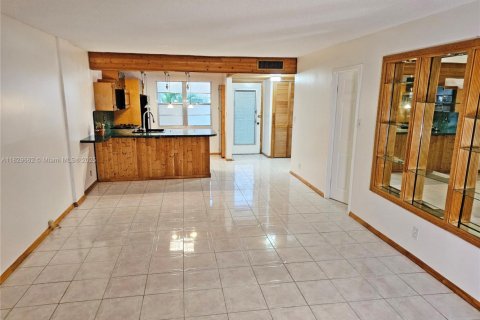 Condo in Lauderdale Lakes, Florida, 1 bedroom  № 1804545 - photo 13