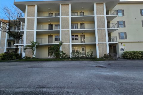 Condo in Lauderdale Lakes, Florida, 1 bedroom  № 1804545 - photo 2