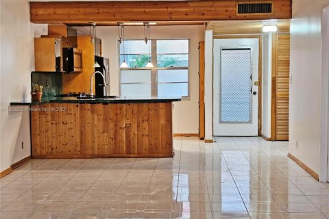 Condo in Lauderdale Lakes, Florida, 1 bedroom  № 1804545 - photo 7