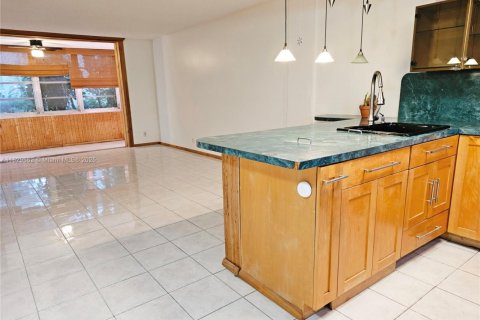 Condo in Lauderdale Lakes, Florida, 1 bedroom  № 1804545 - photo 6