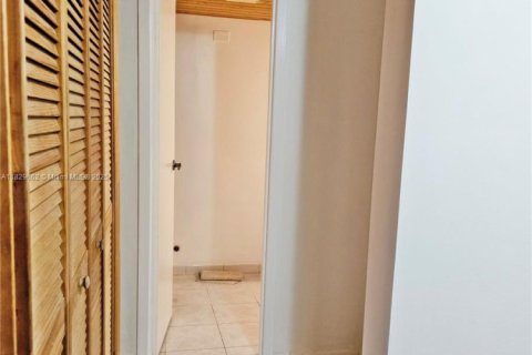 Condo in Lauderdale Lakes, Florida, 1 bedroom  № 1804545 - photo 17