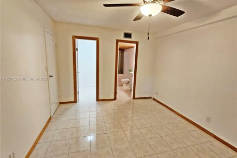 Condo in Lauderdale Lakes, Florida, 1 bedroom  № 1804545 - photo 15