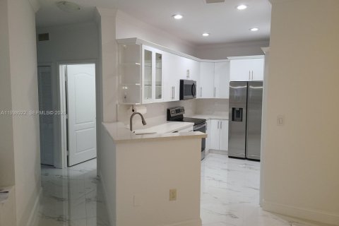 Condo in Hialeah, Florida, 3 bedrooms  № 1996374 - photo 4