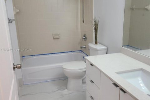 Condo in Hialeah, Florida, 3 bedrooms  № 1996374 - photo 12