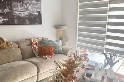 Condo in Hialeah, Florida, 3 bedrooms  № 1996374 - photo 15