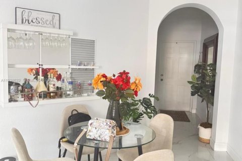 Condo in Hialeah, Florida, 3 bedrooms  № 1996374 - photo 16