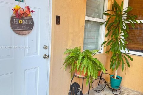 Condo in Hialeah, Florida, 3 bedrooms  № 1996374 - photo 13