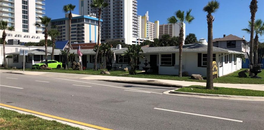 Commercial property in Daytona Beach, Florida 2 bedrooms, 285.95 sq.m. № 1419124