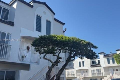 Townhouse in Miami, Florida 2 bedrooms, 79.8 sq.m. № 1992633 - photo 1