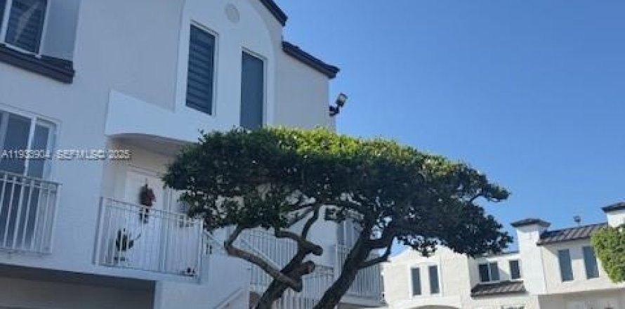 Townhouse in Miami, Florida 2 bedrooms, 79.8 sq.m. № 1992633