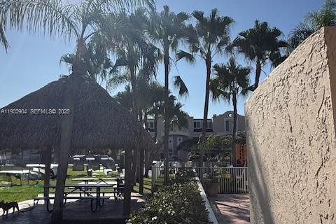 Townhouse in Miami, Florida 2 bedrooms, 79.8 sq.m. № 1992633 - photo 4