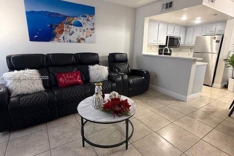 Townhouse in Miami, Florida 2 bedrooms, 79.8 sq.m. № 1992633 - photo 15