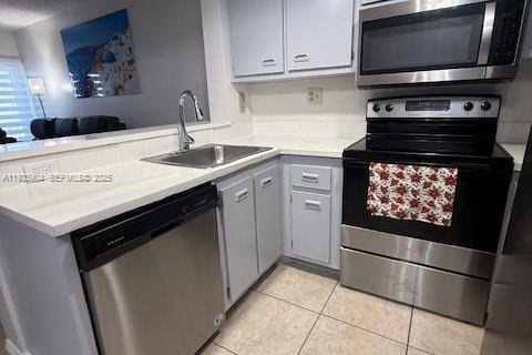 Townhouse in Miami, Florida 2 bedrooms, 79.8 sq.m. № 1992633 - photo 18