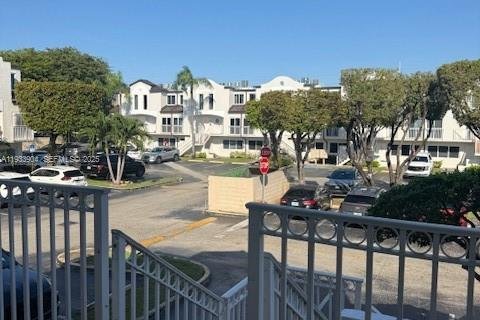 Townhouse in Miami, Florida 2 bedrooms, 79.8 sq.m. № 1992633 - photo 8