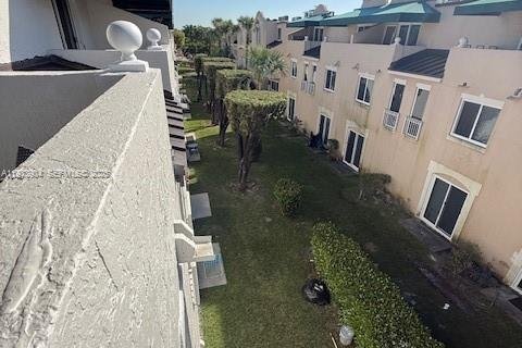 Townhouse in Miami, Florida 2 bedrooms, 79.8 sq.m. № 1992633 - photo 24