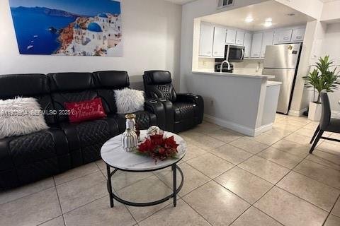 Townhouse in Miami, Florida 2 bedrooms, 79.8 sq.m. № 1992633 - photo 14