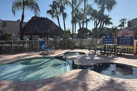 Townhouse in Miami, Florida 2 bedrooms, 79.8 sq.m. № 1992633 - photo 7