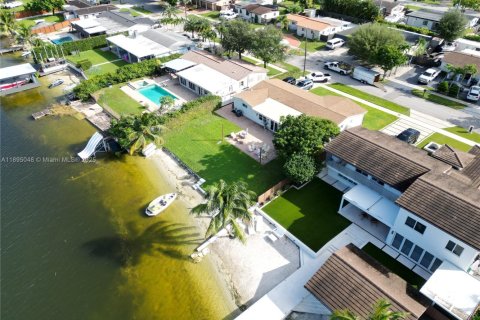 Villa ou maison à vendre à Hialeah, Floride: 4 chambres, 184.69 m2 № 1947703 - photo 6