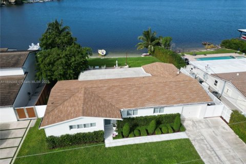 Villa ou maison à vendre à Hialeah, Floride: 4 chambres, 184.69 m2 № 1947703 - photo 1