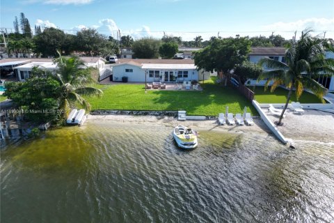 Villa ou maison à vendre à Hialeah, Floride: 4 chambres, 184.69 m2 № 1947703 - photo 27