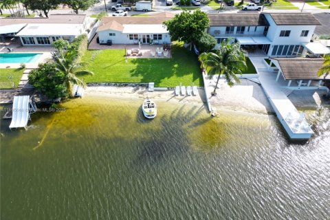 Villa ou maison à vendre à Hialeah, Floride: 4 chambres, 184.69 m2 № 1947703 - photo 9
