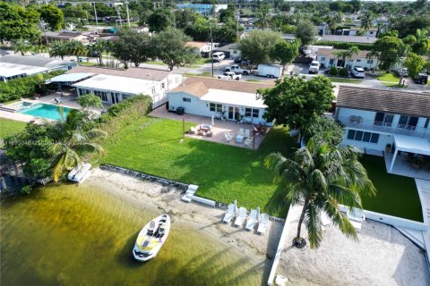 Villa ou maison à vendre à Hialeah, Floride: 4 chambres, 184.69 m2 № 1947703 - photo 28