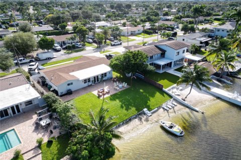 Villa ou maison à vendre à Hialeah, Floride: 4 chambres, 184.69 m2 № 1947703 - photo 7
