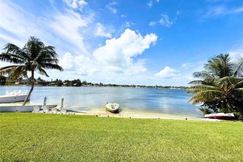 Villa ou maison à vendre à Hialeah, Floride: 4 chambres, 184.69 m2 № 1947703 - photo 8