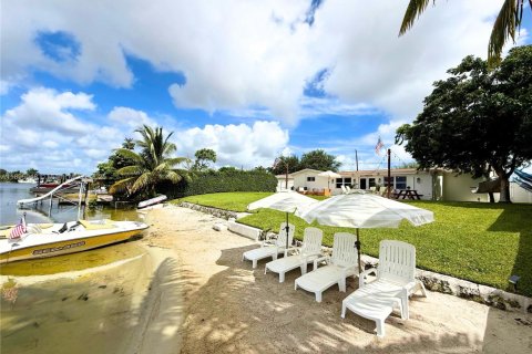 Villa ou maison à vendre à Hialeah, Floride: 4 chambres, 184.69 m2 № 1947703 - photo 4