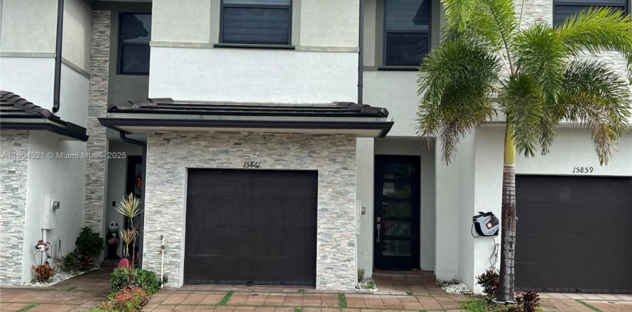 Townhouse in Miami Lakes, Florida 3 bedrooms, 147.34 sq.m. № 1955893